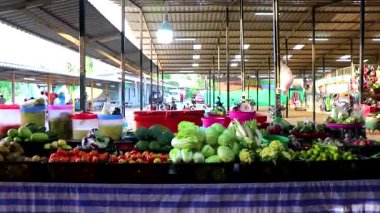 Khao Lak Phang Nga Tayland 07. Şubat 2020 Güneydoğu Asya 'daki Khao Lak Amphoe Takua Pa Phang Nga Tayland' da turistler için tipik meyve ve sebze dükkanı.