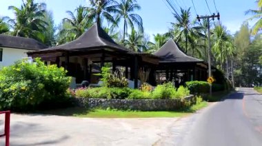 Khao Lak Phang Nga Tayland 05. 2020 Şubat 'ında, Güneydoğu Asya' daki Khao Lak Amphoe Takua Pa Phang Nga Tayland 'daki palmiye ağacı restoranları ve otelleri ile birlikte doğada turizm caddesi..