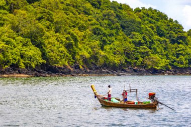 Ratsada Phuket Tayland 23 numara. Ekim 2018 'de Güney Asya' da Phuket Adası Tayland 'daki Ratsada Amphoe Mueang Phuket adaları arasında uzun kuyruklu bir tekneye binmek..