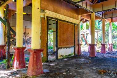 Güneydoğu Asya 'da Khao Lak Amphoe Takua Pa Phang Nga Tayland' daki tropikal ormanda tsunami tarafından yok edilen terk edilmiş bir Budist tapınağı..