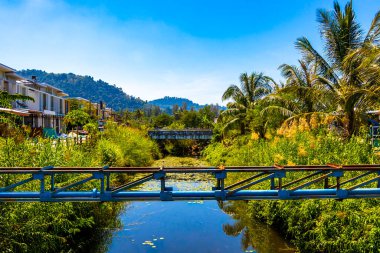 Güneydoğu Asya 'da tropikal orman doğasından Khao Lak Amphoe Takua Pa Phang Nga Tayland plajına giden köprü..