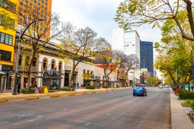 Centro Historico Mexico City 10 numara. Şubat 2021 Yolları İnsanlar trafik trafik ve modern binalar Centro Historico Mexico City.