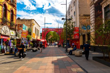 Centro Historico Mexico City, 11 numara. Şubat 2021 Yolları İnsanlar trafik trafik ve modern binalar Centro Historico Mexico City.