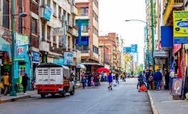 Centro Historico Mexico City, 11 numara. Şubat 2021 Yolları İnsanlar trafik trafik ve modern binalar Centro Historico Mexico City.
