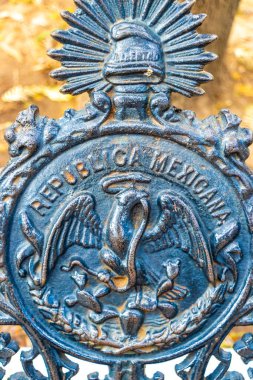 Centro Historico Mexico City, 11 numara. Şubat 2021 Centro Historico Mexico City 'deki Alameda Central Park' ta halka açık banklar.