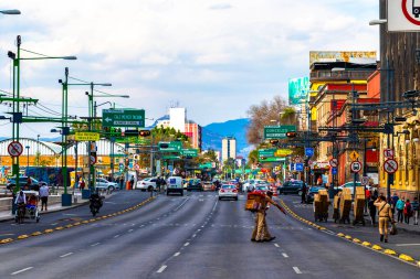 Centro Historico Mexico City, 11 numara. Şubat 2021 Yolları İnsanlar trafik trafik ve modern binalar Centro Historico Mexico City.