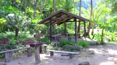 Khuekkhak Phang nga Tayland 09. Eylül 2020 'de küçük sahilde sigara içme alanı. Tayland' daki Lam ru Lamru Ulusal Parkı 'nın küçük kumlu manzarası..