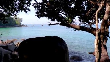 Khao Lak Phang nga Thailand 'daki Lam ru Lamru Milli Parkı' nın muhteşem sahil manzarasında nadir kaya oluşumu..