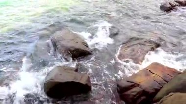 Khao Lak Lam Ru Ulusal Parkı Khuekkhak Phang Nga Tayland 'ın turkuaz mavi su dalgaları ve kayaları ile muhteşem küçük kumlu tropikal manzara manzarası.