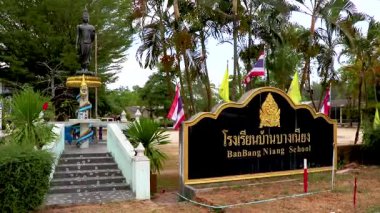 Khao Lak Phang Nga Tayland 09. Şubat 2020 BanBang Niang Okulu Güneydoğu Asya 'daki Khao Lak Amphoe Takua Pa Phang Nga Tayland' daki tipik Tayland okuluna giriş.