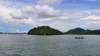 Ratsada Phuket Tayland 23 numara. Ekim 2018 'de Güney Asya' da Phuket Adası Tayland 'daki Ratsada Amphoe Mueang Phuket adaları arasında uzun kuyruklu bir tekneye binmek..