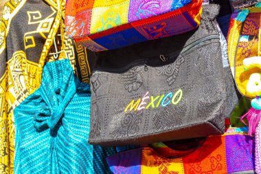 Centro Historico Mexico City 14 numara. Şubat 2021 Renkli kumaş battaniyeler Centro Historico City Mexico 'da giysi çantaları.