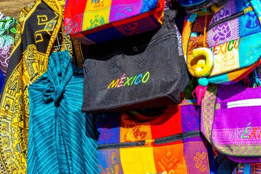 Centro Historico Mexico City 14 numara. Şubat 2021 Renkli kumaş battaniyeler Centro Historico City Mexico 'da giysi çantaları.