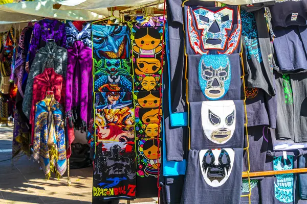 Centro Historico Mexico City 14 numara. Şubat 2021 Renkli kumaş battaniyeler Centro Historico City Mexico 'da hediyelik eşya giysisi.