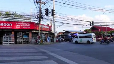Chiang Mai Tayland 30 numara. Ekim 2018 Renkli şehir caddesi otoyolu. Güney Asya 'da Chiang Mai Amphoe Mueang Mai Tayland' da trafik arabaları ve binalar var..