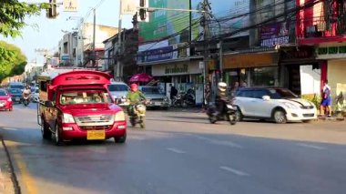 Chiang Mai Tayland 30 numara. Ekim 2018 Renkli şehir caddesi otoyolu. Güney Asya 'da Chiang Mai Amphoe Mueang Mai Tayland' da trafik arabaları ve binalar var..