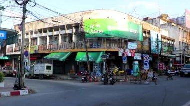 Chiang Mai Tayland 30 numara. Ekim 2018 Renkli şehir caddesi otoyolu. Güney Asya 'da Chiang Mai Amphoe Mueang Mai Tayland' da trafik arabaları ve binalar var..