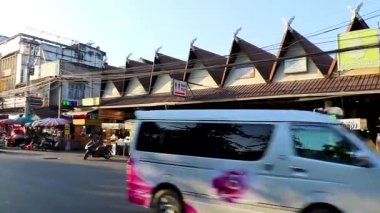 Chiang Mai Tayland 30 numara. Ekim 2018 Renkli şehir caddesi otoyolu. Güney Asya 'da Chiang Mai Amphoe Mueang Mai Tayland' da trafik arabaları ve binalar var..