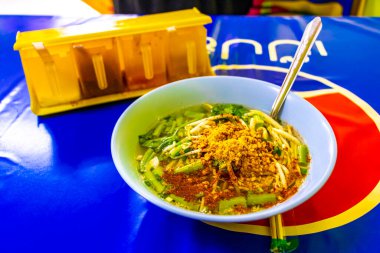 Ratsada Phuket Tayland 23 numara. Ekim 2018 Tayland eriştesi çorbası. Tayland 'ın Phuket Adası' ndaki Ratsada Amphoe Mueang Phuket 'te sebze ve fıstık ile hazır şehriye..
