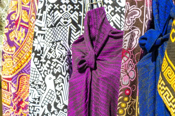 Centro Historico Mexico City 14 numara. Şubat 2021 Renkli kumaş battaniyeler Centro Historico City Mexico 'da hediyelik eşya giysisi.