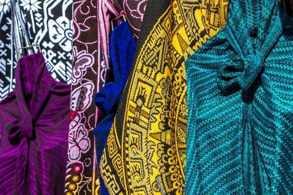 Centro Historico Mexico City 14 numara. Şubat 2021 Renkli kumaş battaniyeler Centro Historico City Mexico 'da hediyelik eşya giysisi.