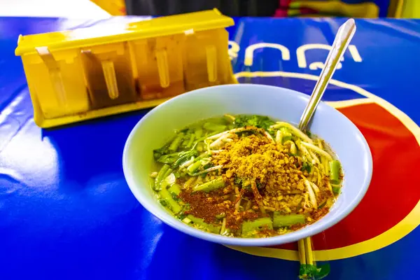 Ratsada Phuket Tayland 23 numara. Ekim 2018 Tayland eriştesi çorbası. Tayland 'ın Phuket Adası' ndaki Ratsada Amphoe Mueang Phuket 'te sebze ve fıstık ile hazır şehriye..