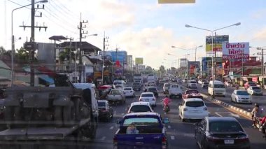 Phuket Adası, Tayland 23. Ekim 2018 Güneydoğu Asya 'daki Phuket Adası Tayland' da trafik sıkışıklığı olan yoğun otoyol caddesinde araç sürerken.