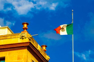 Meksika bayrağı tarihi bir binanın yanında ve Centro Historico City Mexico 'da mavi gökyüzü.