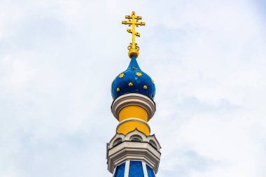 Brest Brest Bölgesi Belarus 26. Eylül 2020 Leninskiy Rayon Brest Bölgesi 'ndeki ünlü Aziz Nicholas kilisesi katedrali üzerinde mavi soğan kubbesi ve sarı altın haç..