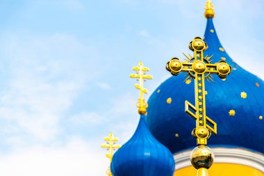 Brest Brest Bölgesi Belarus 26. Eylül 2020 Leninskiy Rayon Brest Bölgesi 'ndeki ünlü Aziz Nicholas kilisesi katedrali üzerinde mavi soğan kubbesi ve sarı altın haç..