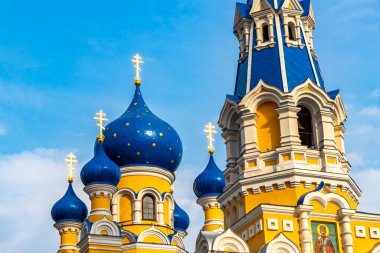 Brest Brest Bölgesi Belarus 26. Eylül 2020 Leninskiy Rayon Brest Bölgesi 'ndeki ünlü Aziz Nicholas kilisesi katedrali üzerinde mavi soğan kubbesi ve sarı altın haç..