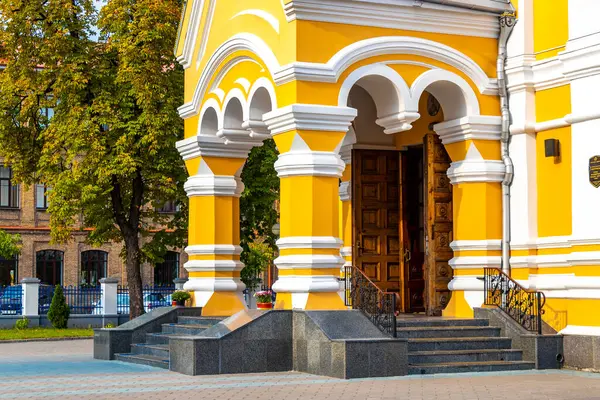 Brest Brest Bölgesi Belarus 26. Eylül 2020 Leninskiy Rayon Brest İlçe Brest Bölgesi 'nde mavi soğan kubbesiyle ünlü Aziz Nicholas Kilisesi Katedrali.