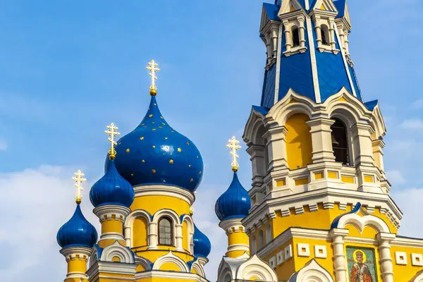 Brest Brest Bölgesi Belarus 26. Eylül 2020 Leninskiy Rayon Brest Bölgesi 'ndeki ünlü Aziz Nicholas kilisesi katedrali üzerinde mavi soğan kubbesi ve sarı altın haç..