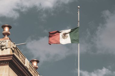 Meksika bayrağı tarihi bir binanın yanında ve Centro Historico City Mexico 'da mavi gökyüzü.
