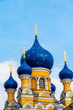 Brest Brest Bölgesi Belarus 26. Eylül 2020 Leninskiy Rayon Brest Bölgesi 'ndeki ünlü Aziz Nicholas kilisesi katedrali üzerinde mavi soğan kubbesi ve sarı altın haç..