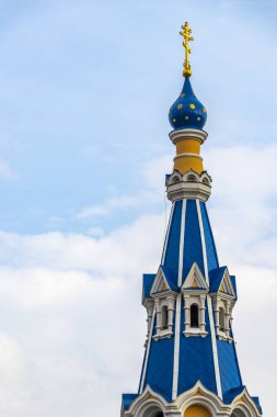 Brest Brest Bölgesi Belarus 26. Eylül 2020 Leninskiy Rayon Brest Bölgesi 'ndeki ünlü Aziz Nicholas kilisesi katedrali üzerinde mavi soğan kubbesi ve sarı altın haç..
