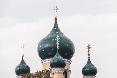 Brest Brest Bölgesi Belarus 26. Eylül 2020 Leninskiy Rayon Brest Bölgesi 'ndeki ünlü Aziz Nicholas kilisesi katedrali üzerinde mavi soğan kubbesi ve sarı altın haç..