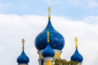 Brest Brest Bölgesi Belarus 26. Eylül 2020 Leninskiy Rayon Brest Bölgesi 'ndeki ünlü Aziz Nicholas kilisesi katedrali üzerinde mavi soğan kubbesi ve sarı altın haç..