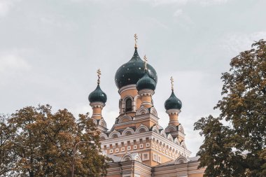 Brest Brest Bölgesi Belarus 26. Eylül 2020 Leninskiy Rayon Brest Bölgesi 'ndeki ünlü Aziz Nicholas kilisesi katedrali üzerinde mavi soğan kubbesi ve sarı altın haç..