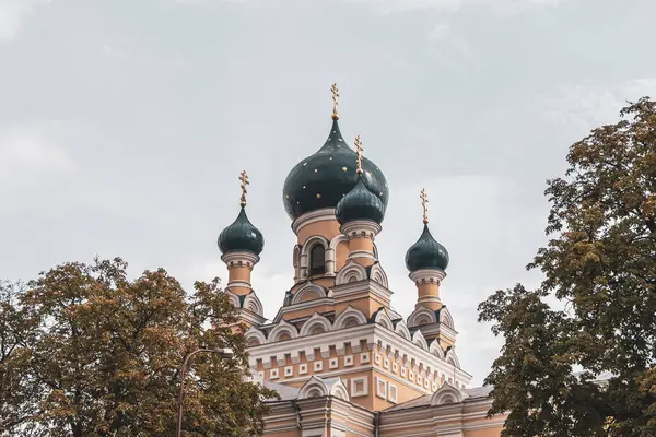 Brest Brest Bölgesi Belarus 26. Eylül 2020 Leninskiy Rayon Brest Bölgesi 'ndeki ünlü Aziz Nicholas kilisesi katedrali üzerinde mavi soğan kubbesi ve sarı altın haç..