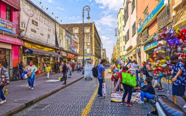 Centro Historico Mexico City 09. Şubat 2021 Pazar satış mağazaları ve insanlar Centro Historico Mexico City.