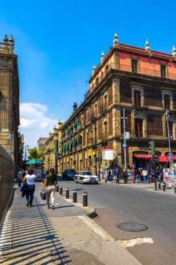 Centro Historico Mexico City 10 numara. Şubat 2021 Yolları İnsanlar trafik trafik ve modern binalar Centro Historico Mexico City.