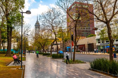Centro Historico Mexico City 10 numara. Şubat 2021 Yolları İnsanlar trafik trafik ve modern binalar Centro Historico Mexico City.