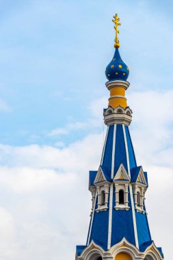 Brest Brest Bölgesi Belarus 26. Eylül 2020 Leninskiy Rayon Brest Bölgesi 'ndeki ünlü Aziz Nicholas kilisesi katedrali üzerinde mavi soğan kubbesi ve sarı altın haç..