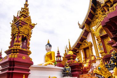 Chiang Mai Amphoe Mueang Chiang Mai Tayland 31 numara. Ekim 2018 Altın Wat Rajamontean tapınağı. Evi ve Buda heykeli heykelleri Chiang Mai Tayland 'da heykel yapıyor..