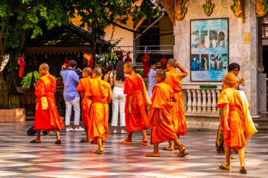 Chiang Mai Amphoe Mueang Chiang Mai Tayland 31 numara. Ekim 2018 Altın stupa pagoda Wat Phra Doi Suthep tapınakları inşa edilmektedir keşişler ve insanlar Chiang Mai Tayland 'da turist.