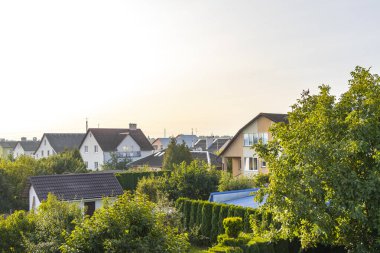 Brest Brest Bölgesi Belarus 20. Eylül 2020 Leninskiy Rayon Brest İlçe Brest Bölgesi Belarus 'ta ahşap kulübeleri ve tuğlalı evleri olan tipik renkli köy sokakları ve yolları.