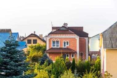 Brest Brest Bölgesi Belarus 20. Eylül 2020 Leninskiy Rayon Brest İlçe Brest Bölgesi Belarus 'ta ahşap kulübeleri ve tuğlalı evleri olan tipik renkli köy sokakları ve yolları.