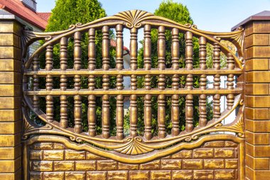 Beyaz Rusya 'nın Leninskiy Rayon Brest Bölgesi' nde basit ve zarif bir bahçe sınırı..