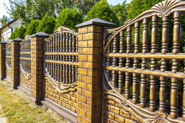 Beyaz Rusya 'nın Leninskiy Rayon Brest Bölgesi' nde basit ve zarif bir bahçe sınırı..